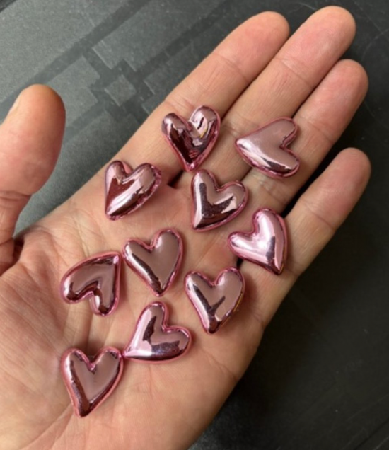 Roze metallic hartjes (10 stuks) 3 van demagneetshop.nl