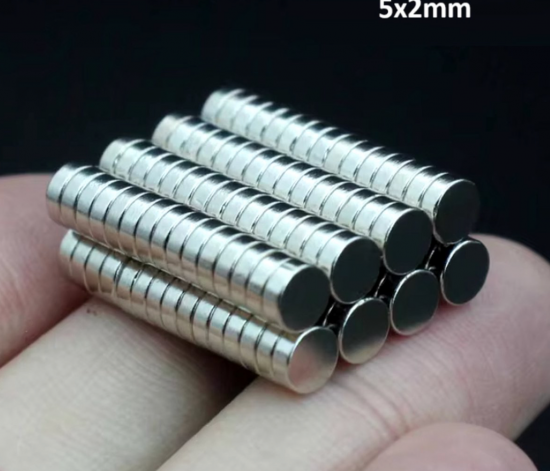Ultra kleine ronde magneet 5x2mm 1 van demagneetshop.nl